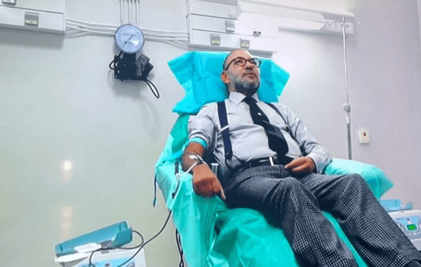 الملك محمد السادس يتفقد الحالة الصحية لضحايا الزلزال ويتبرع بالدم في مراكش